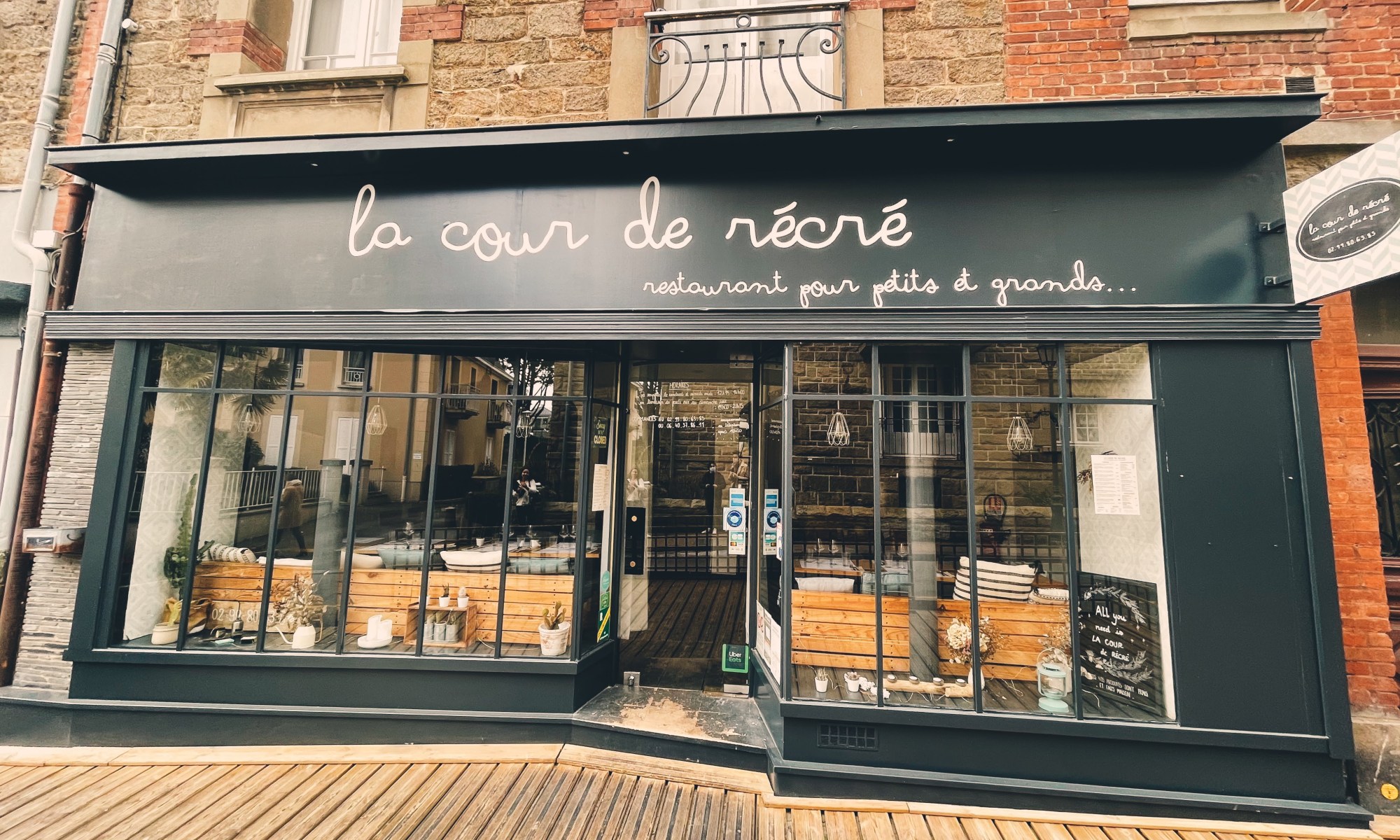 Restaurant burger, La Cour de Récré Dinard, La Côte d'Émeraude